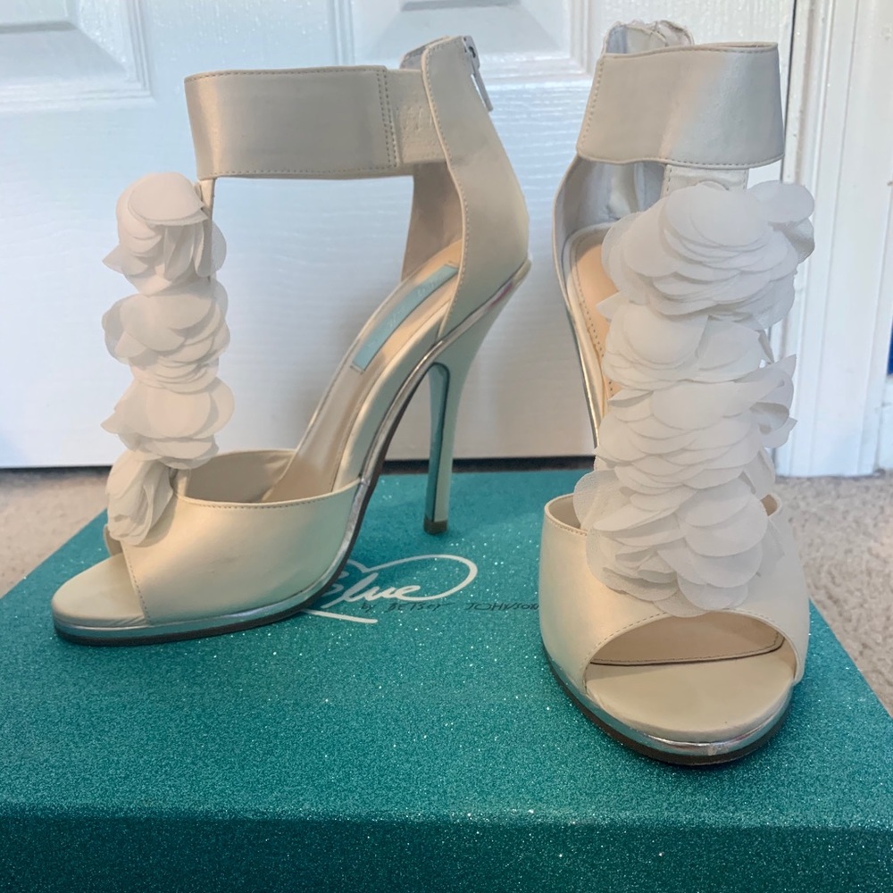 Blue by Betsy Johnson Ivory Bloom Heels